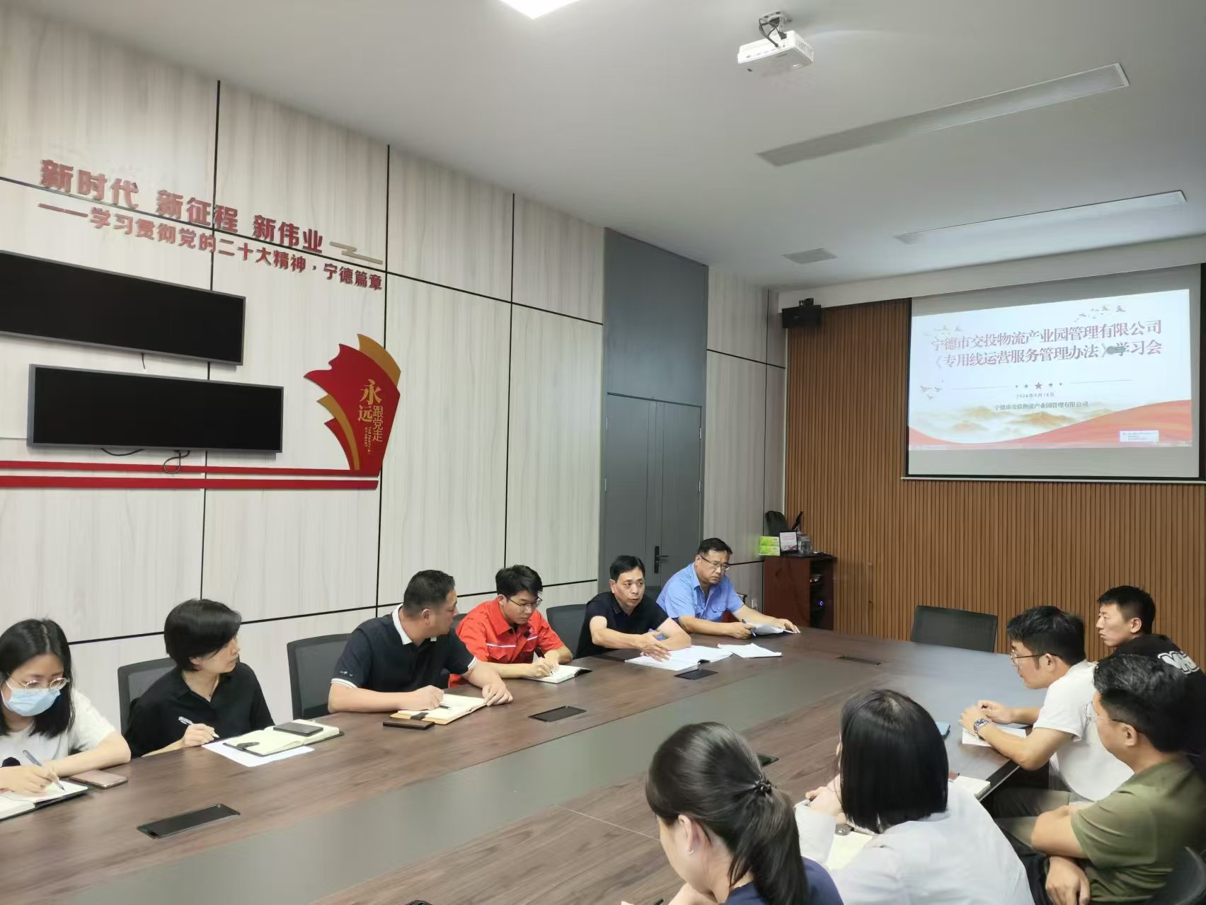 福州鐵路物流中心寧德鐵路物流營業(yè)部領(lǐng)導(dǎo)深入寧德陸港開展愛車宣傳活動，張長明拍攝.jpg